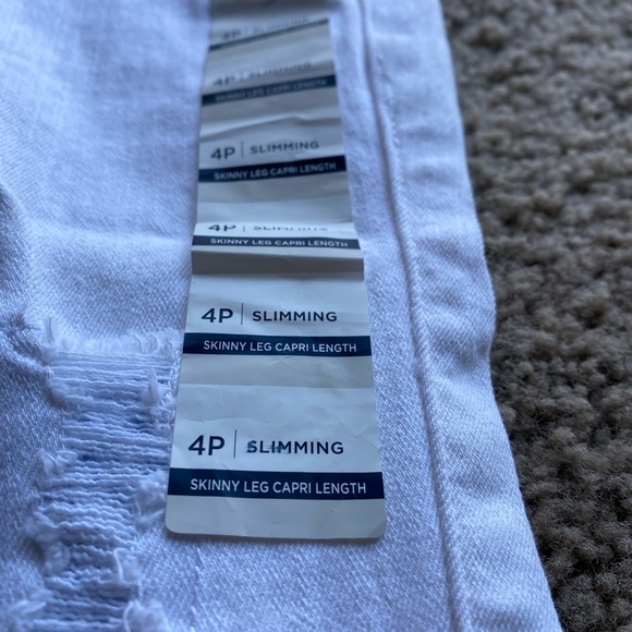 Women’s distress denim (white) size 4p - Picture 2 of 5